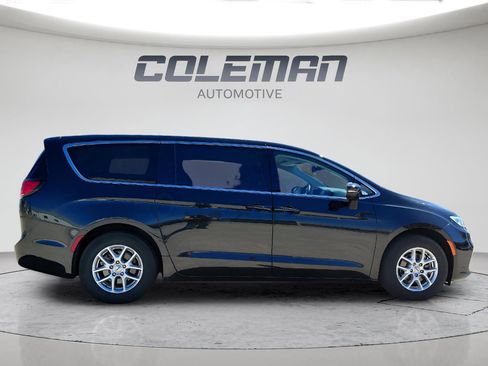 Used 2023 Chrysler Pacifica Touring-L FWD image 5