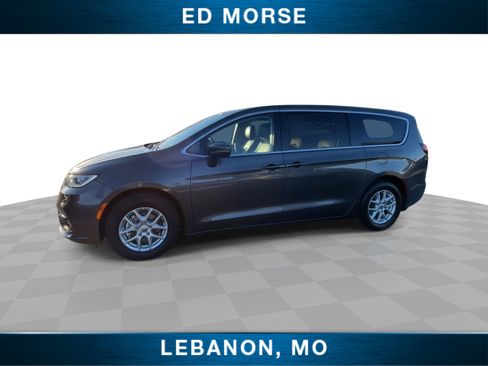 Used 2023 Chrysler Pacifica Touring-L image 5