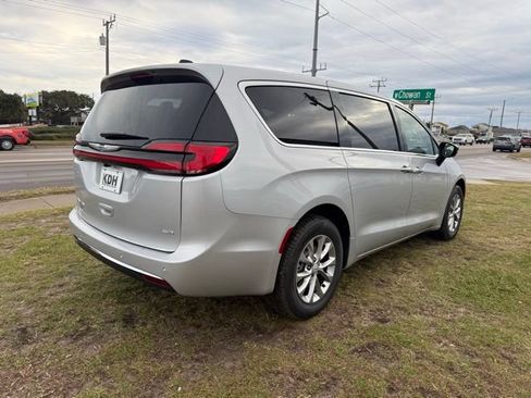 New 2026 Chrysler Pacifica Select AWD/4WD image 7