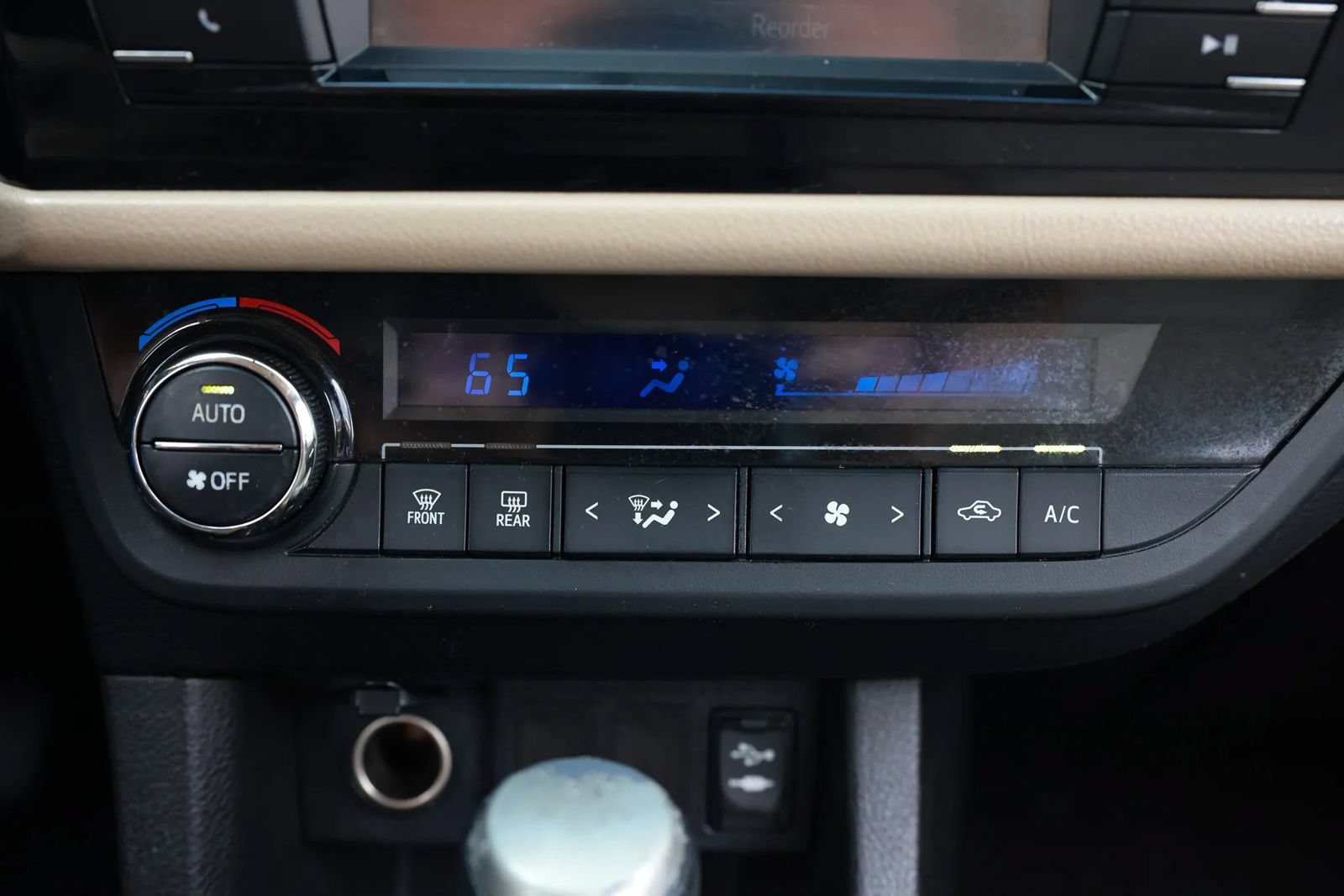 Used 2015 Toyota Corolla LE FWD image 33