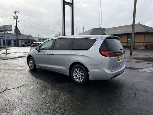 Used 2024 Chrysler Pacifica Touring-L image 3