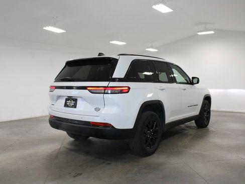 Used 2024 Jeep Grand Cherokee Altitude image 9