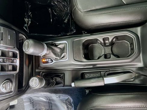Used 2022 Jeep Wrangler Unlimited Sahara AWD/4WD image 26