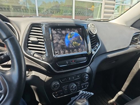 Used 2019 Jeep Cherokee Limited w/ Luxury Group AWD/4WD image 11