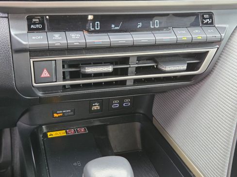 Used 2025 Toyota Camry SE w/ Convenience Package FWD image 30