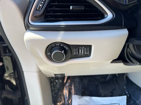 Used 2020 Chrysler Voyager LX FWD image 19