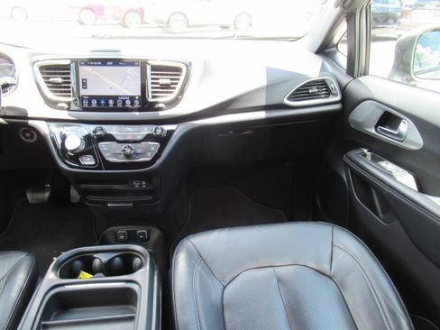 Used 2020 Chrysler Pacifica Touring-L w/ S Appearance Package FWD image 14