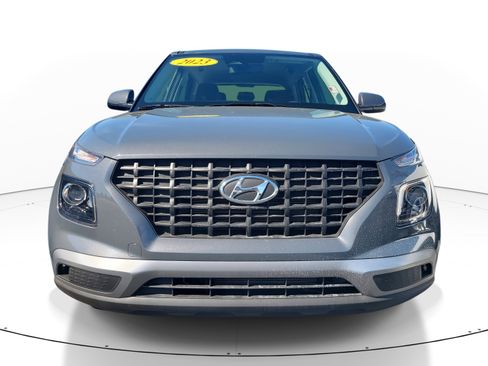 Used 2023 Hyundai Venue SE image 2