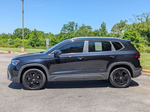 Used 2025 Volkswagen Taos SE w/ Panoramic Sunroof Package FWD image 6
