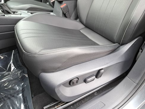 Used 2024 Volkswagen Tiguan SE image 28