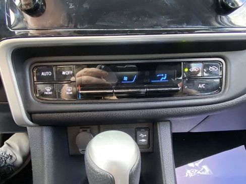 Used 2019 Toyota Corolla LE image 19