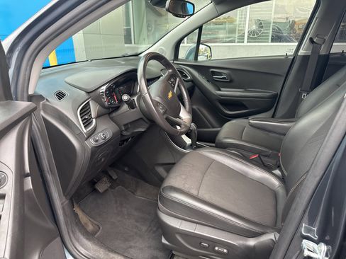 Used 2022 Chevrolet Trax LT w/ LT Convenience Package image 17