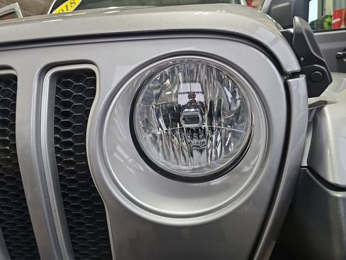 Used 2018 Jeep Wrangler Unlimited Sahara image 31