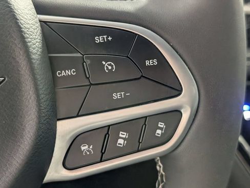 Used 2025 Chrysler Pacifica Select FWD image 16