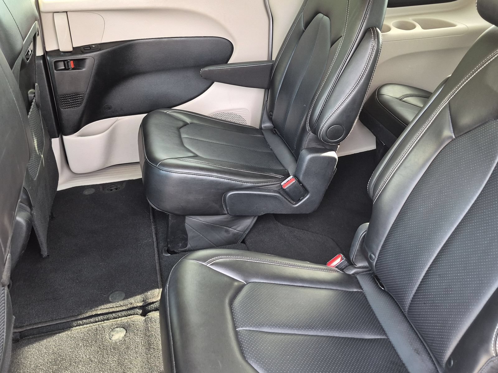 Used 2024 Chrysler Pacifica Touring-L FWD image 20