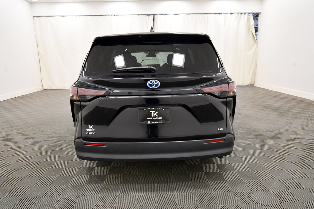 Used 2025 Toyota Sienna LE FWD image 6