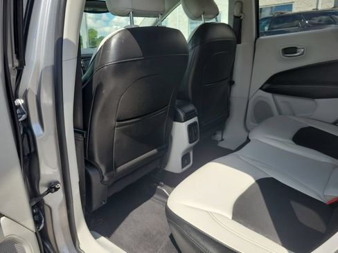 Used 2018 Jeep Compass Latitude w/ Cold Weather Group AWD/4WD image 14