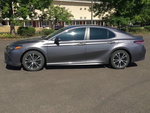 Used 2018 Toyota Camry SE FWD image 3
