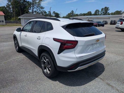 Used 2025 Chevrolet Trax LT FWD image 6