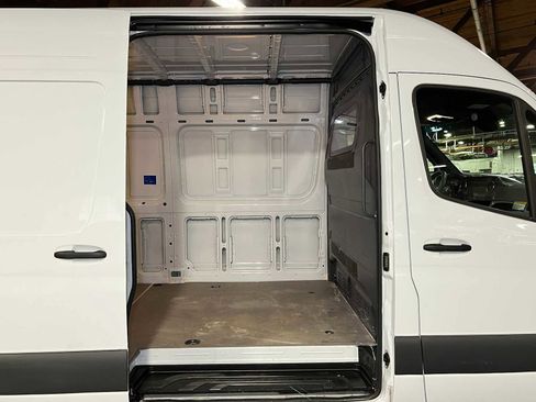 Used 2025 Mercedes-Benz Sprinter 2500 image 13