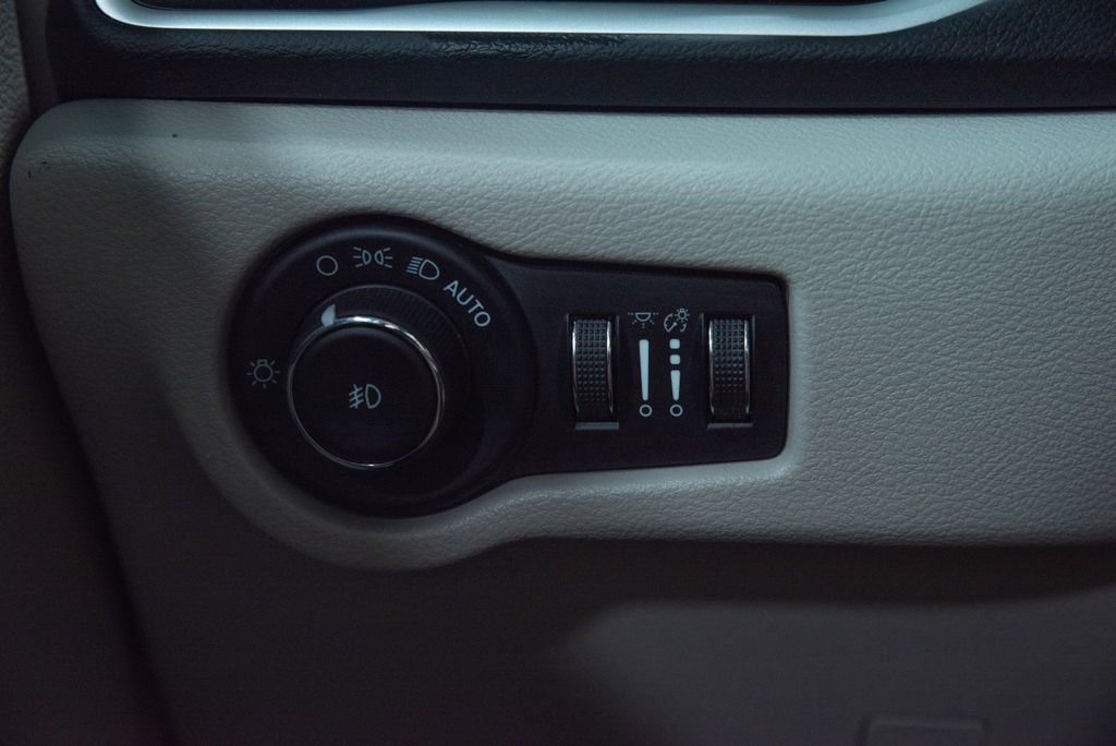 Used 2023 Chrysler Pacifica Touring-L FWD image 33
