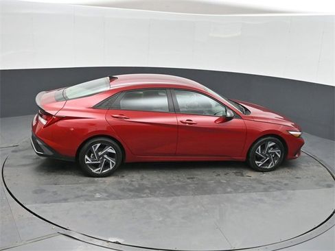 Used 2025 Hyundai Elantra SEL image 29