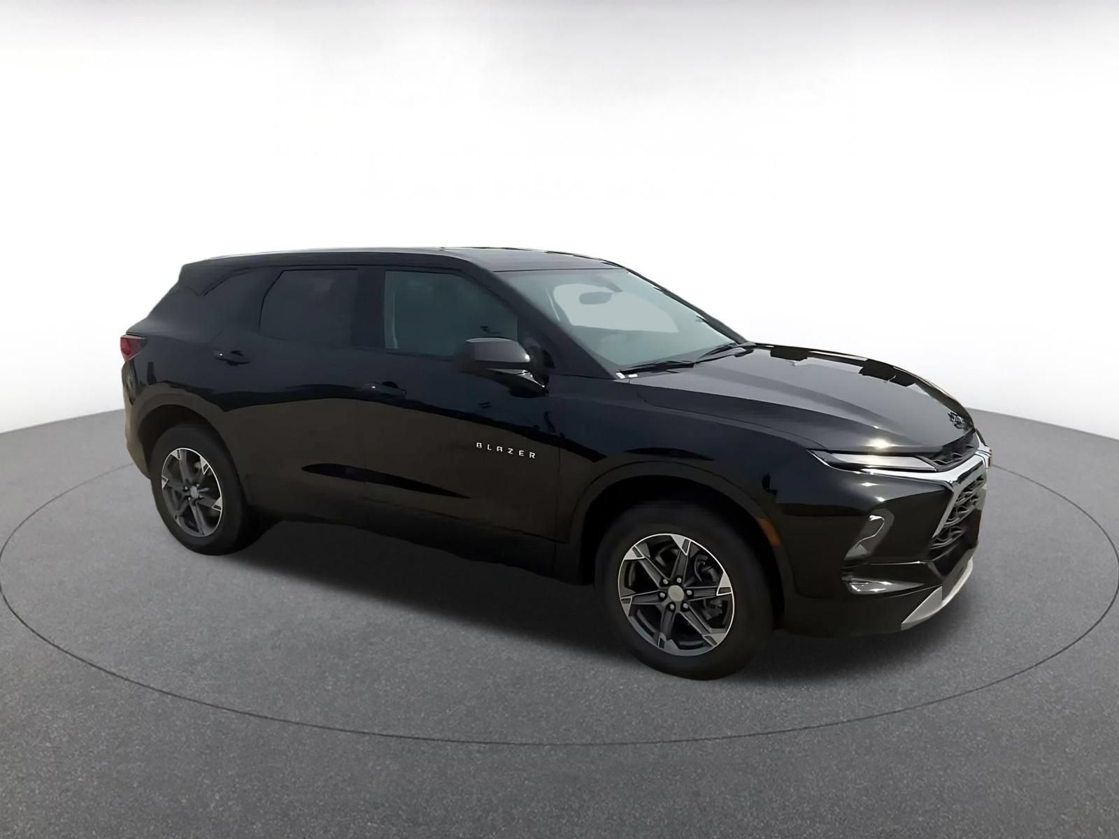 Used 2025 Chevrolet Blazer LT FWD image 2
