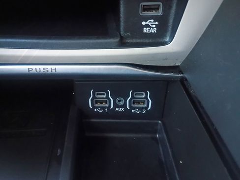 Used 2022 Chrysler Pacifica Limited w/ Uconnect Theater Family Group image 6