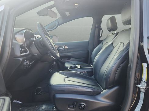 Used 2025 Chrysler Pacifica Select image 9