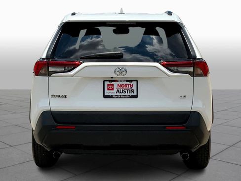 Used 2019 Toyota RAV4 LE FWD image 5