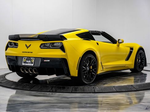 Used 2015 Chevrolet Corvette Z06 w/ 3LZ Preferred Equipment Group RWD image 23