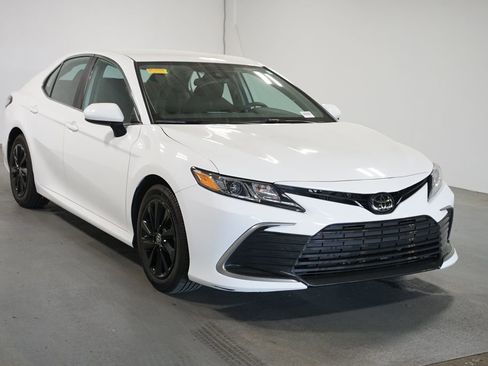 Used 2024 Toyota Camry LE image 3