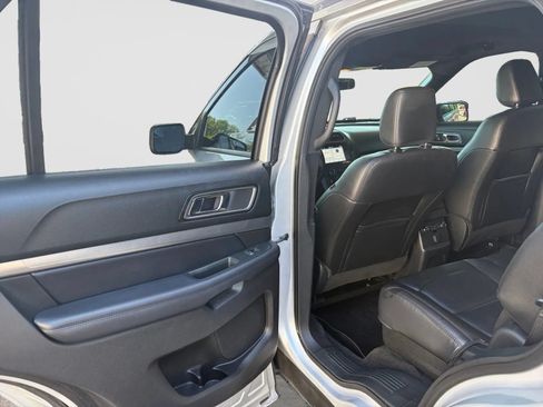 Used 2018 Ford Explorer XLT w/ Equipment Group 202A AWD/4WD image 14