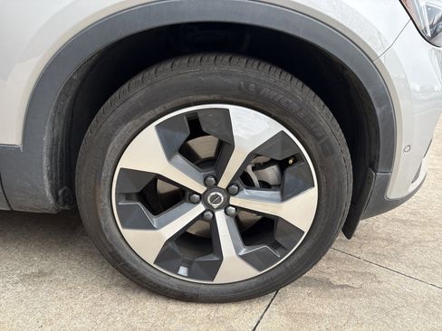 Used 2025 Volvo XC40 B5 Plus image 13