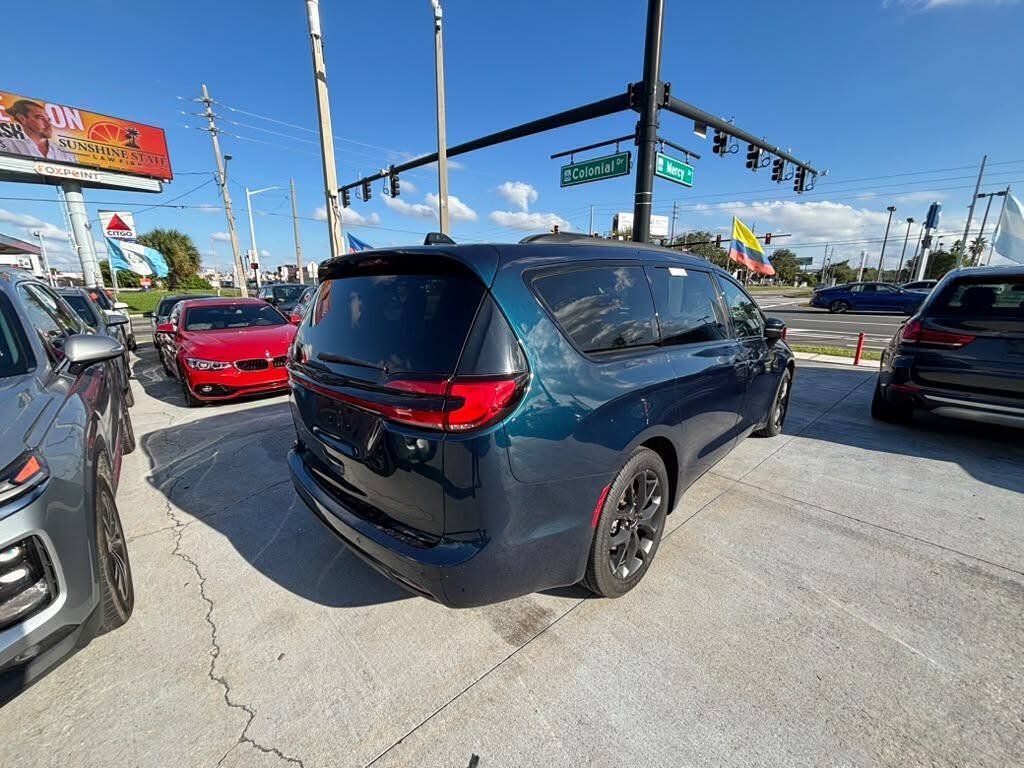 Used 2023 Chrysler Pacifica Touring-L w/ S Appearance Package FWD image 4