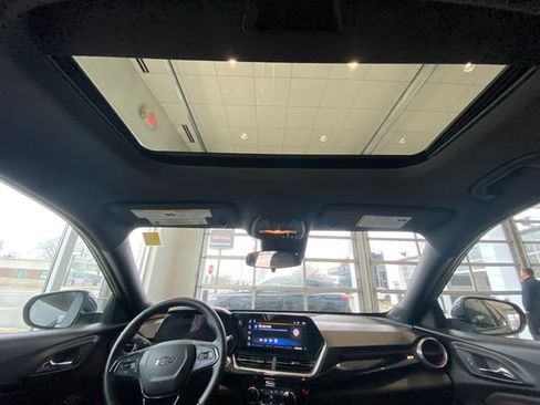 Used 2024 Chevrolet Trax RS w/ Sunroof Package image 16