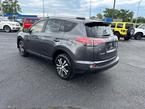 Used 2017 Toyota RAV4 LE AWD/4WD image 4