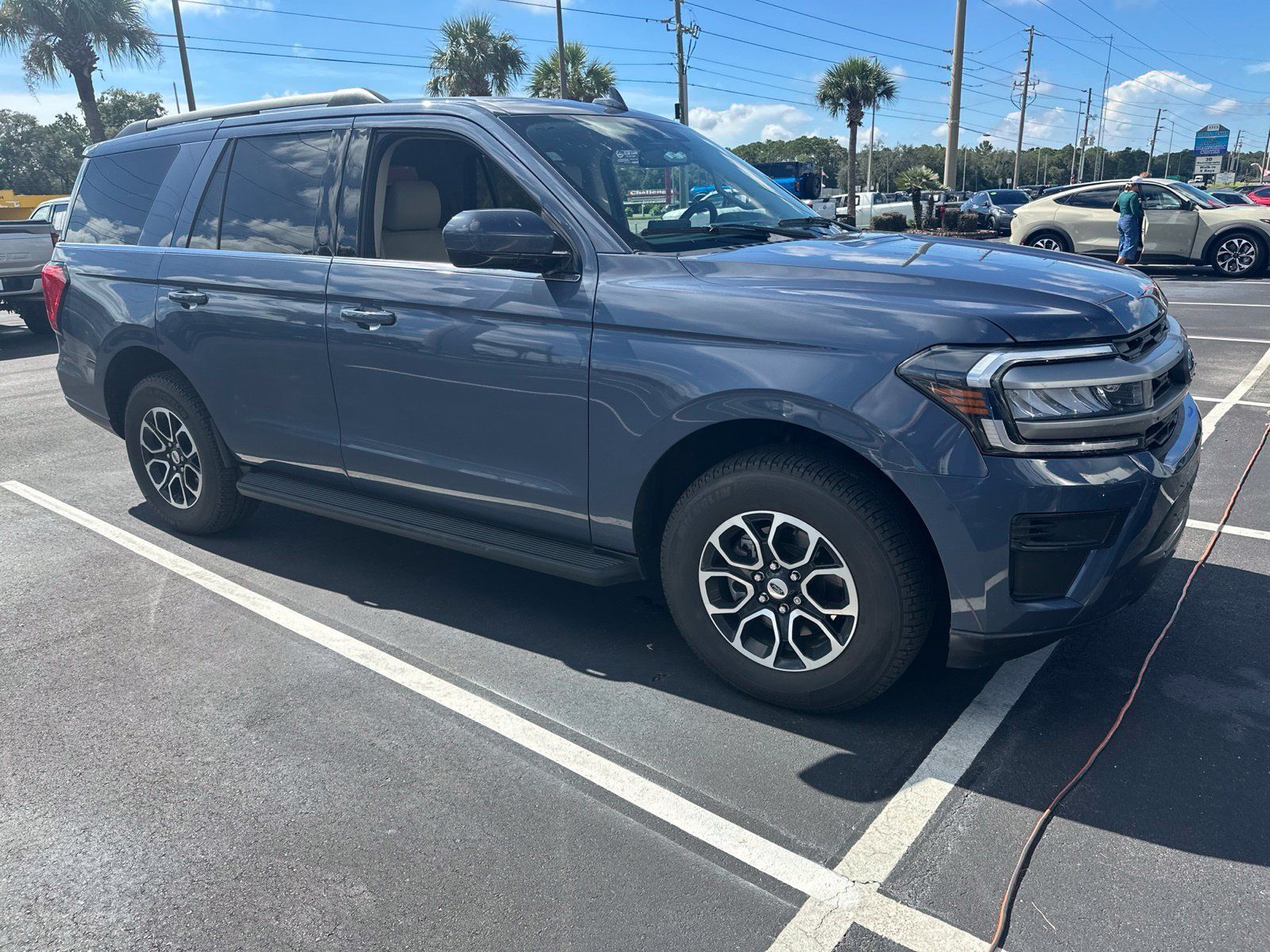 Used 2023 Ford Expedition XLT RWD image 1