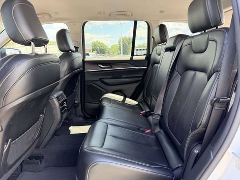Used 2023 Jeep Grand Cherokee Limited AWD/4WD image 13