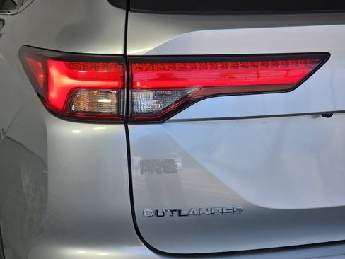 Used 2023 Mitsubishi Outlander SE AWD/4WD image 25