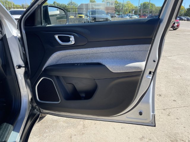 Used 2024 Jeep Compass Latitude AWD/4WD image 16