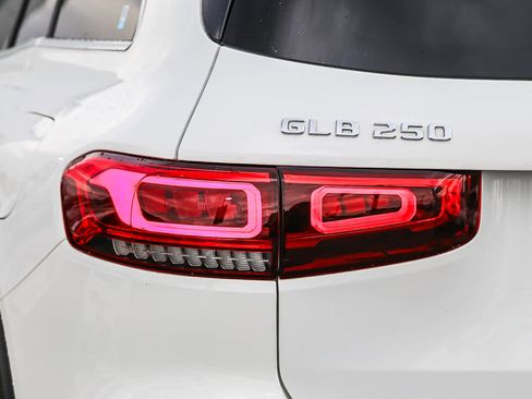 Used 2021 Mercedes-Benz GLB 250 w/ Premium Package image 9