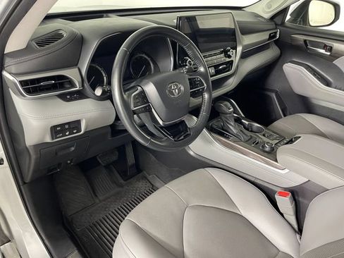Used 2021 Toyota Highlander Platinum AWD/4WD image 3