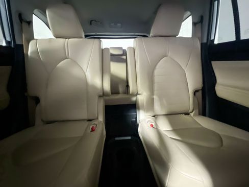 Used 2024 Toyota Highlander XLE FWD image 32