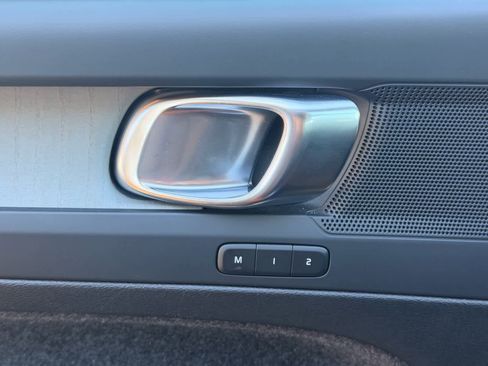 Used 2024 Volvo XC40 B5 Plus image 9