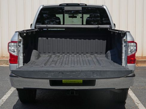 Used 2019 Nissan Titan SV AWD/4WD image 9