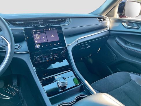 Certified 2025 Jeep Grand Cherokee Altitude image 21