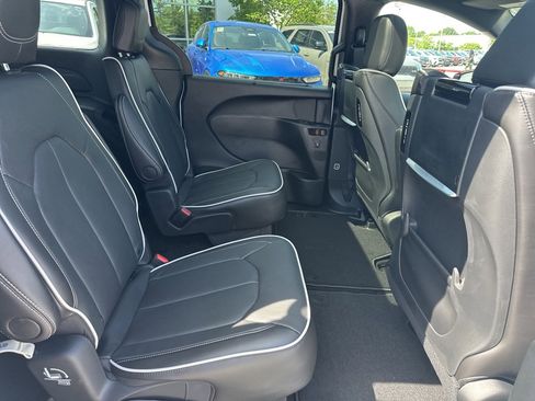 New 2025 Chrysler Pacifica Limited w/ Uconnect Theater Family Group image 46