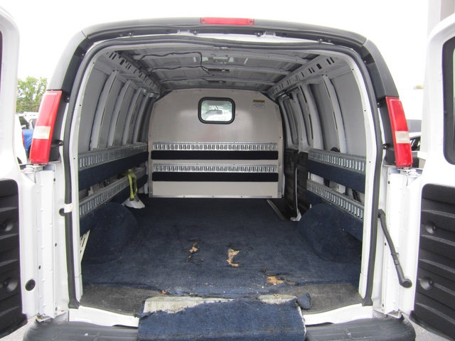 Used 2018 Chevrolet Express 2500 RWD image 17
