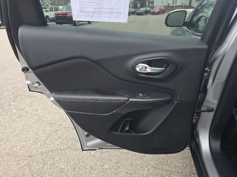 Used 2016 Jeep Cherokee Latitude w/ Cold Weather Group image 33